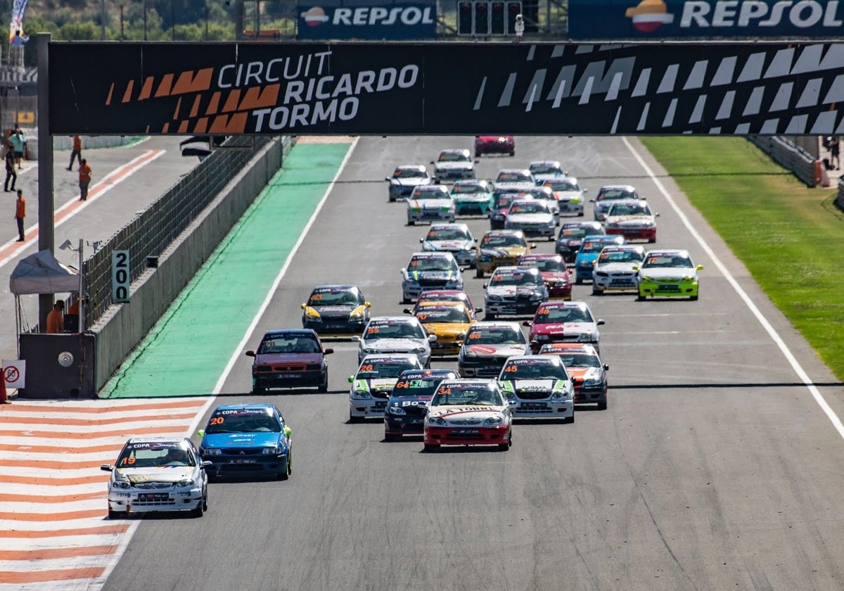 Cheste acoge el fin de semana una de las carreras de automovilismo más multitudinarias en España.