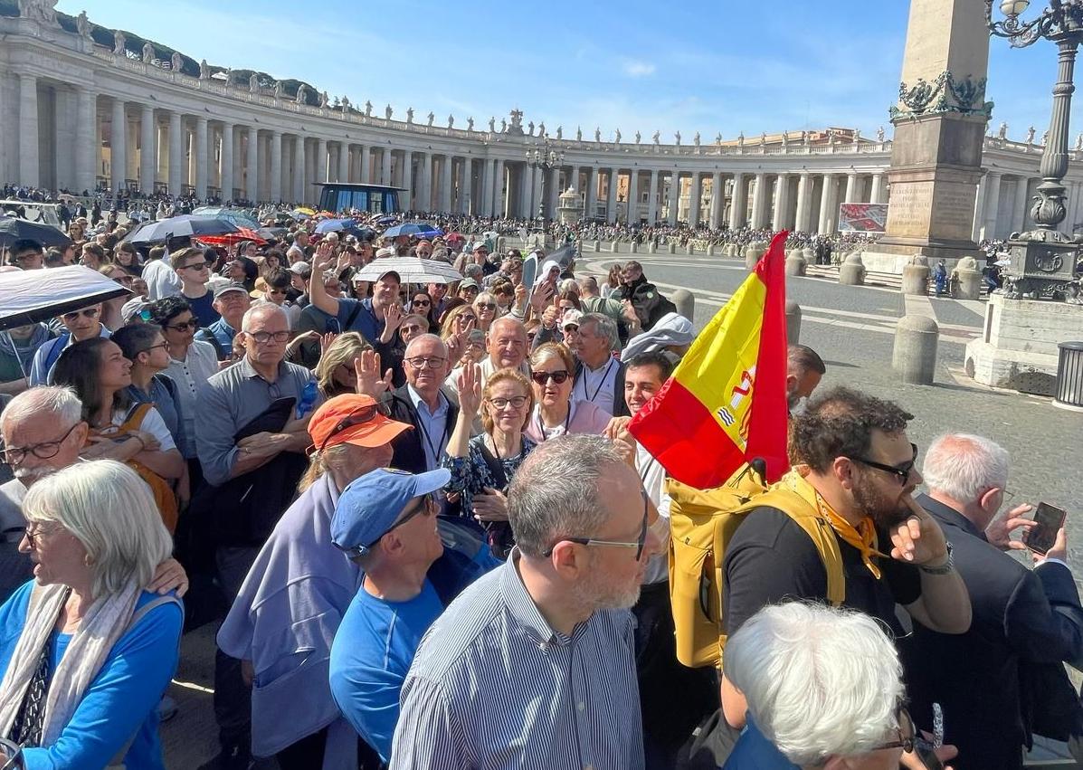 Imagen secundaria 1 - Valencianos en Roma: Tres horas y media de cola para ver al Papa