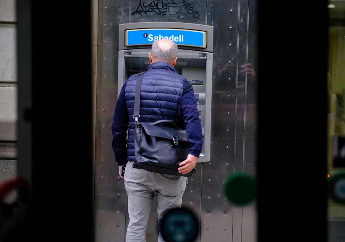 Detenido en Alicante un joven acusado de sustraer 5.400 euros distrayendo a sus víctimas en el cajero