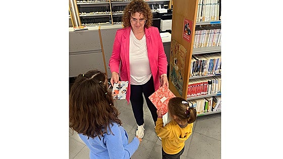 Solidaridad literaria en el Día del Libro: Quartell regala historias a la infancia de Catarroja