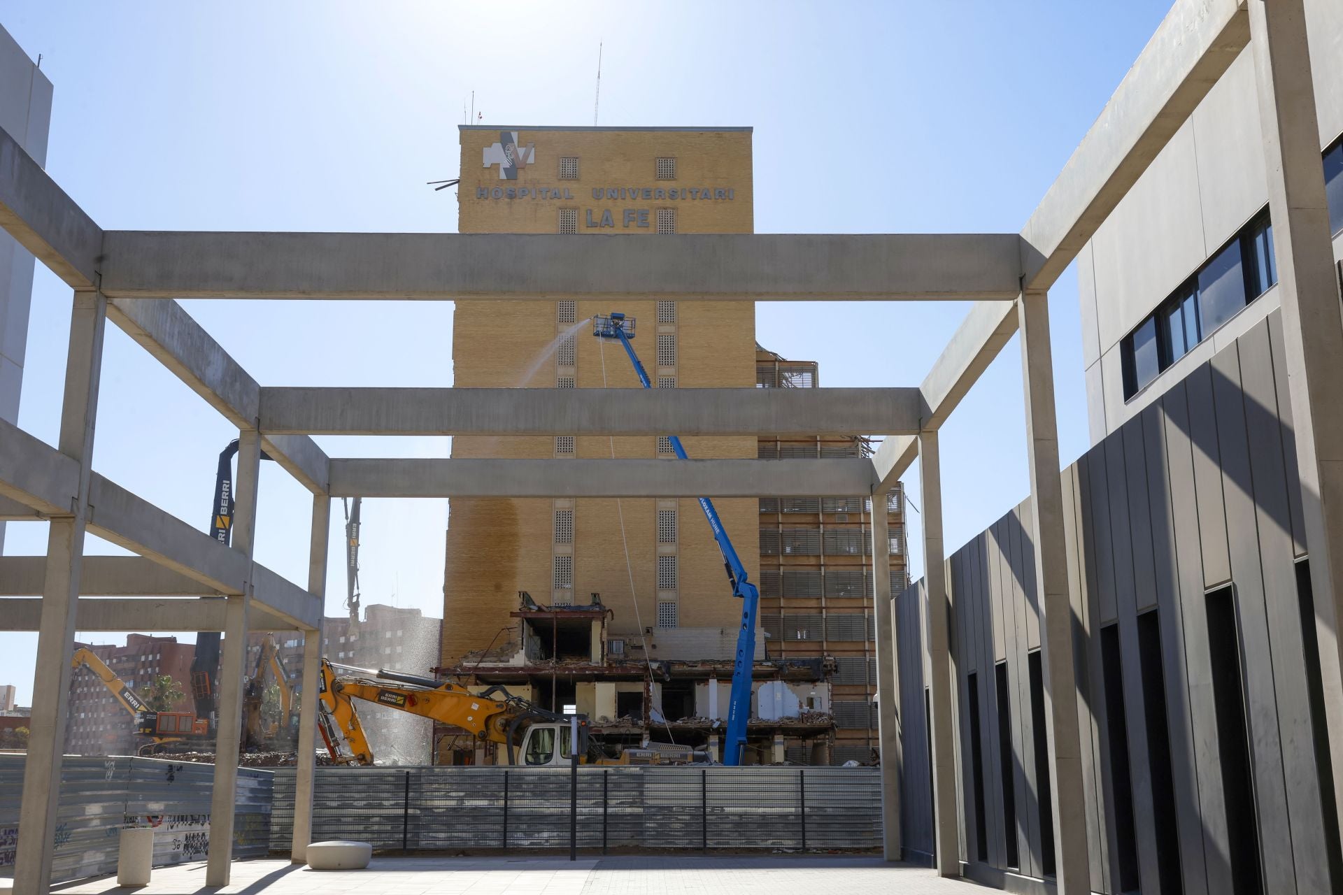 Demolición del antiguo hospital La Fe en Valencia
