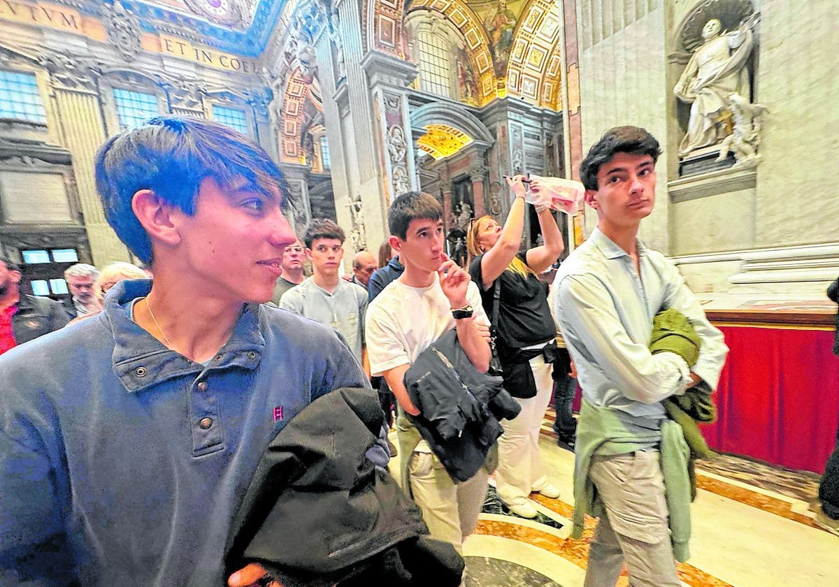 Valencianos en Roma: «He pasado la madrugada junto al féretro del Papa»