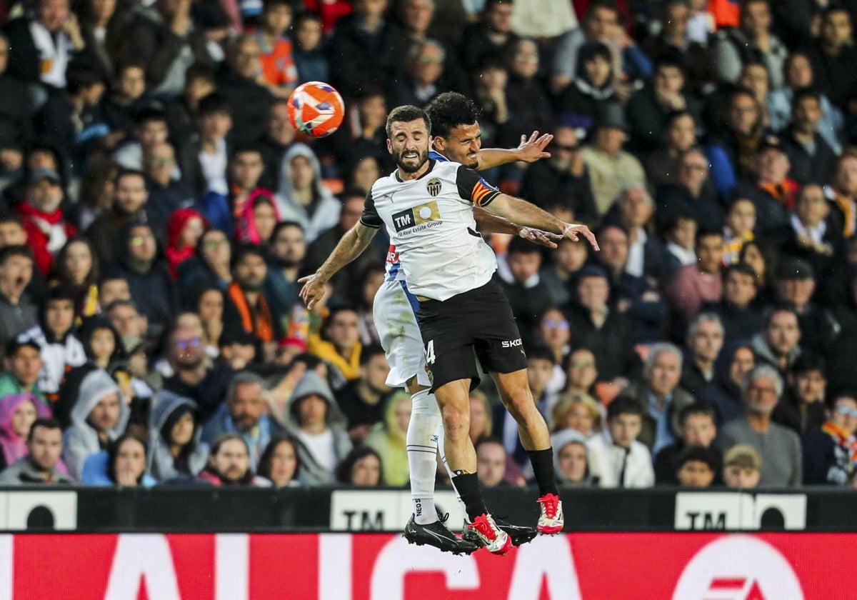 Gayà se impone en un balón aéreo durante el partido del Espanyol.