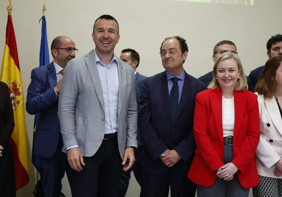 Chirivella, flanqueado por Vicent Mompó y Natàlia Enguix.