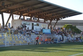 La tribuna del campo Diego Mena de Dénia.