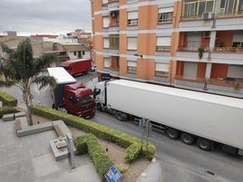 Camiones cruzándose en una calle de Vilamarxant.