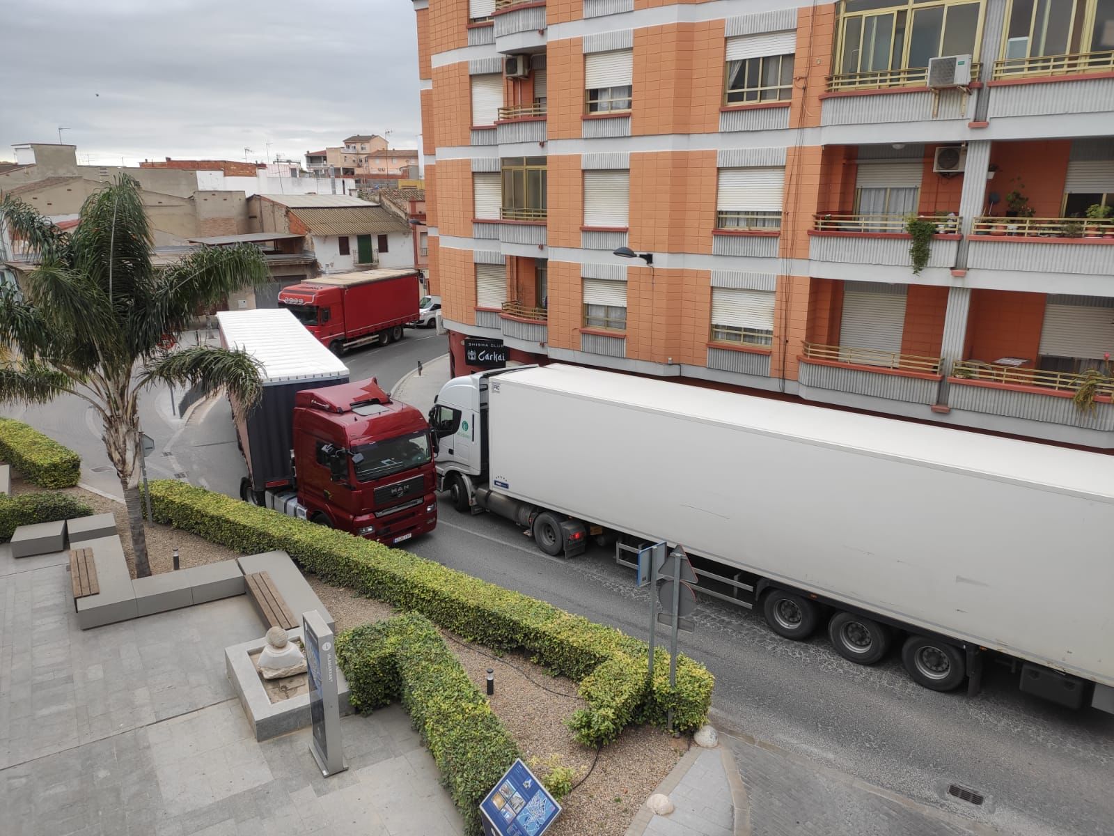 Camiones cruzándose en una calle de Vilamarxant.
