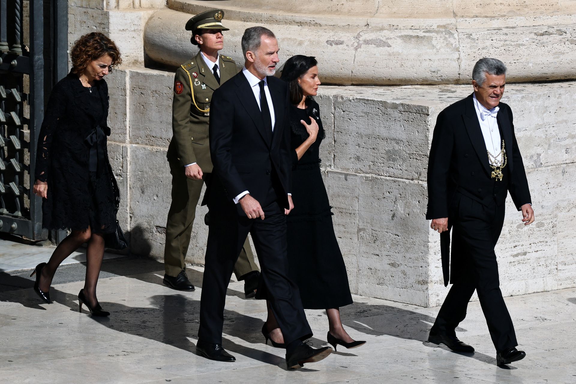 FOTOS | Todas las imágenes de los reyes Felipe y Letizia en el funeral