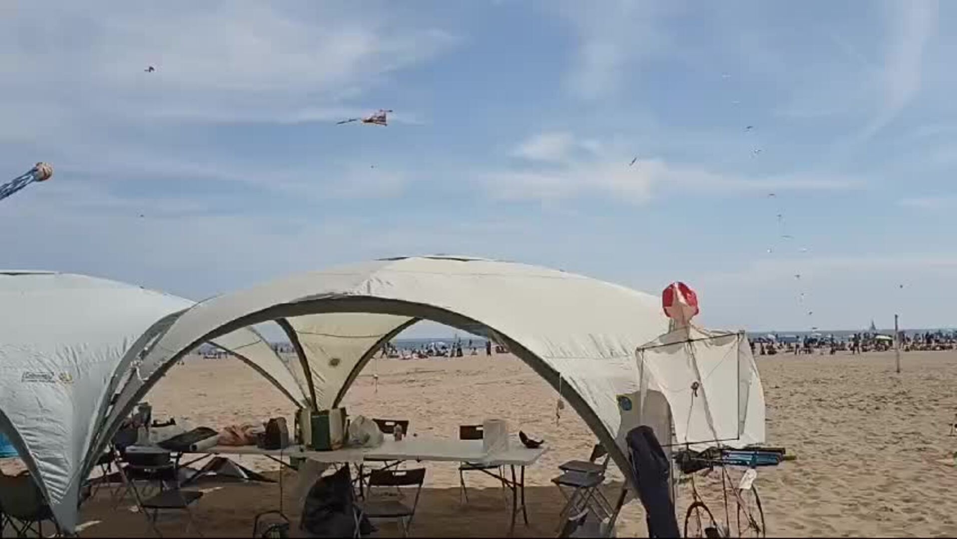 Cientos de valencianos disfrutan del Festival de cometas en la playa del Cabanyal