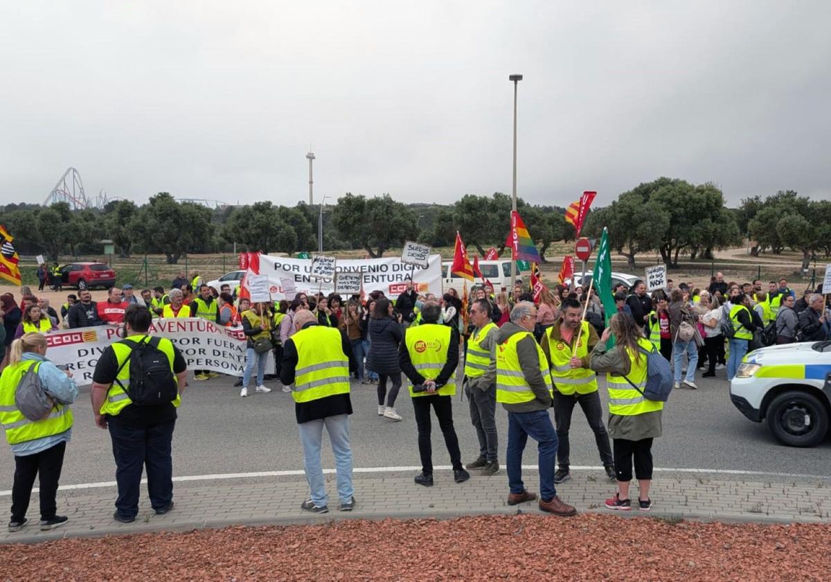 Cientos de trabajadores en huelga protestan frente a las puertas de PortAventura World