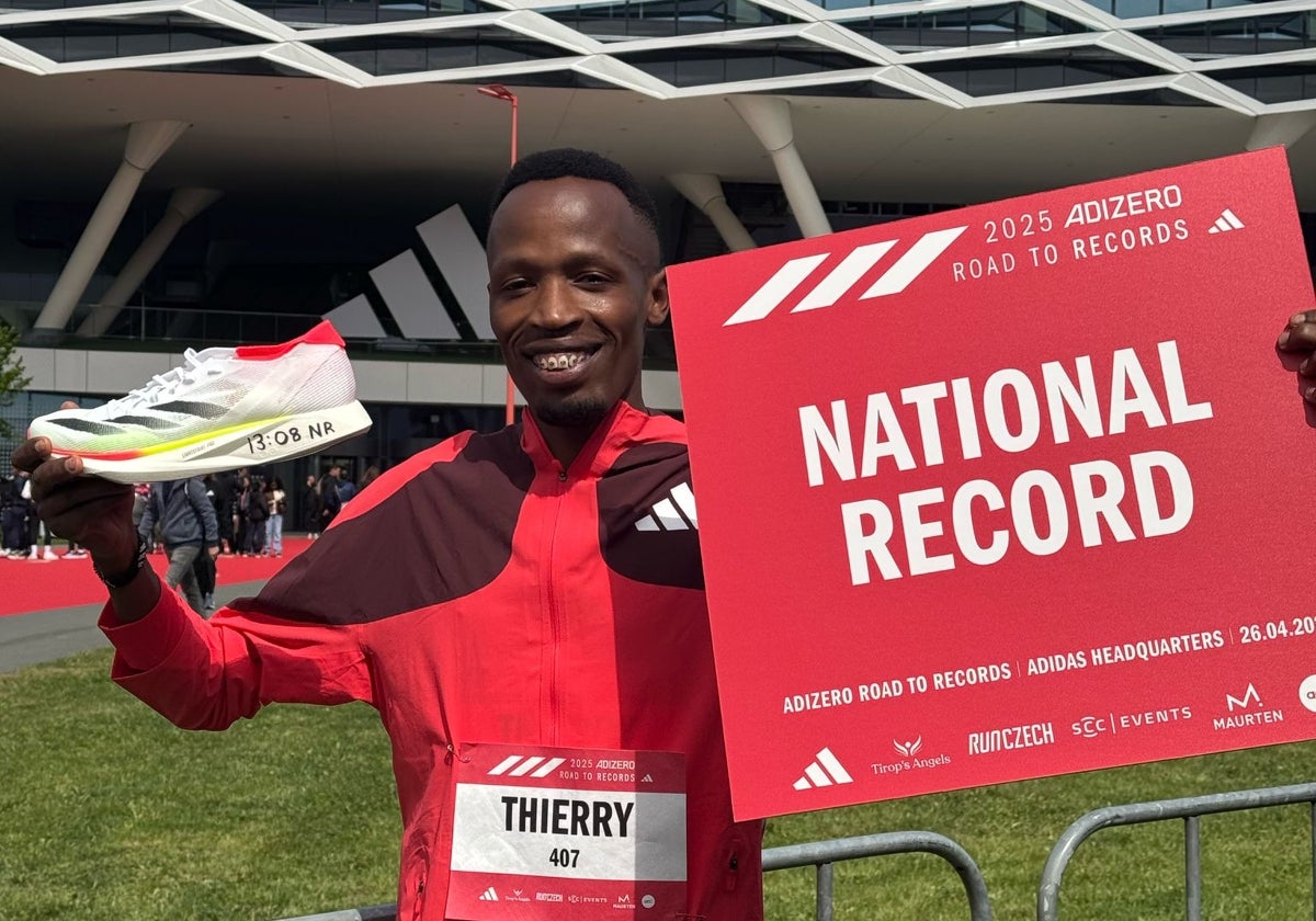 Thierry Ndikumwenayo, tras la consecución del récord.