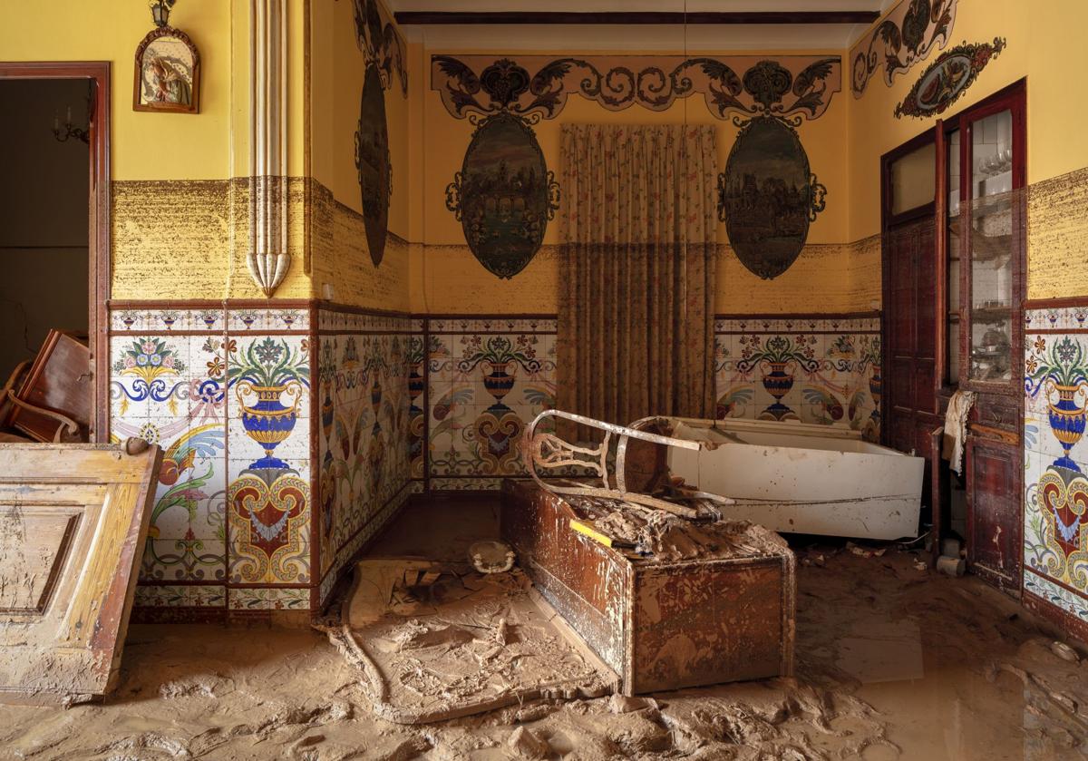 Imagen principal - Arriba, una de las viviendas afectadas por la dana, en una foto titulada 'Fins Ací'. A la izquierda, una casa de Meliana, con cerámica Nolla, en una imagen de Milena. A la derecha, una vivienda en Santa Eugenia.