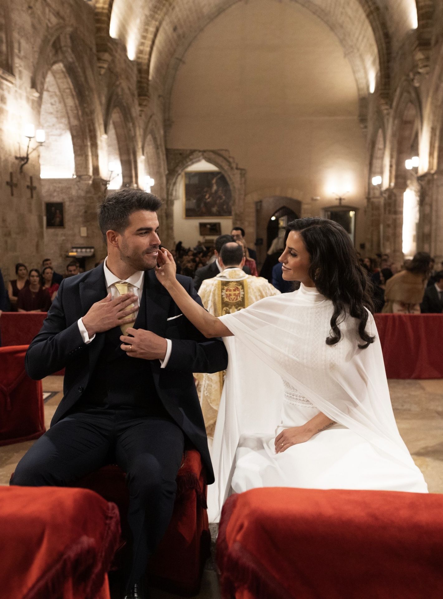 Los novios, durante la ceremonia que les convirtió en marido y mujer.