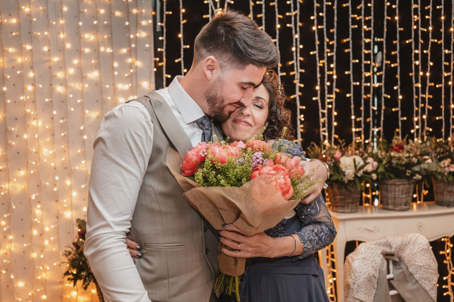Hernán Ros con su madre, a quien regaló un ramo de flores.
