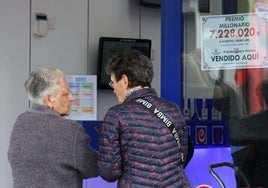 Una pareja de clientes en una administración de lotería.
