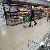 Varios clientes en un supermercado de Mercadona. Imagen de archivo.