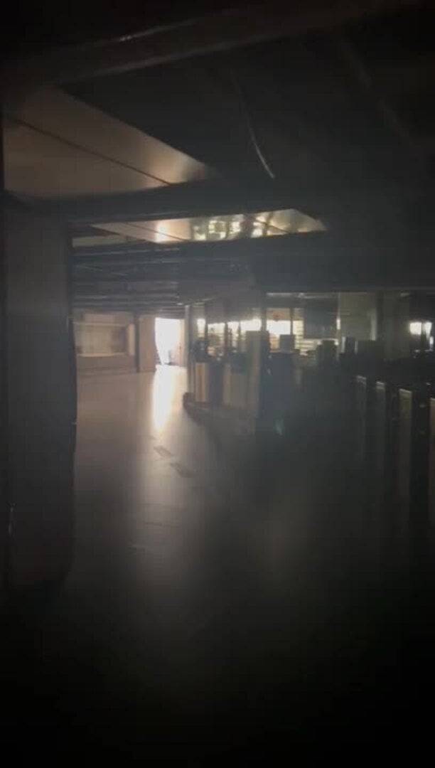 Interior del metro de Valencia en la estación de Colón tras el apagón