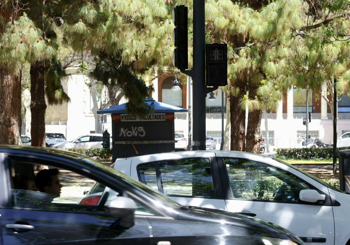 Imagen principal - Semáforos sin funcionar en Valencia.