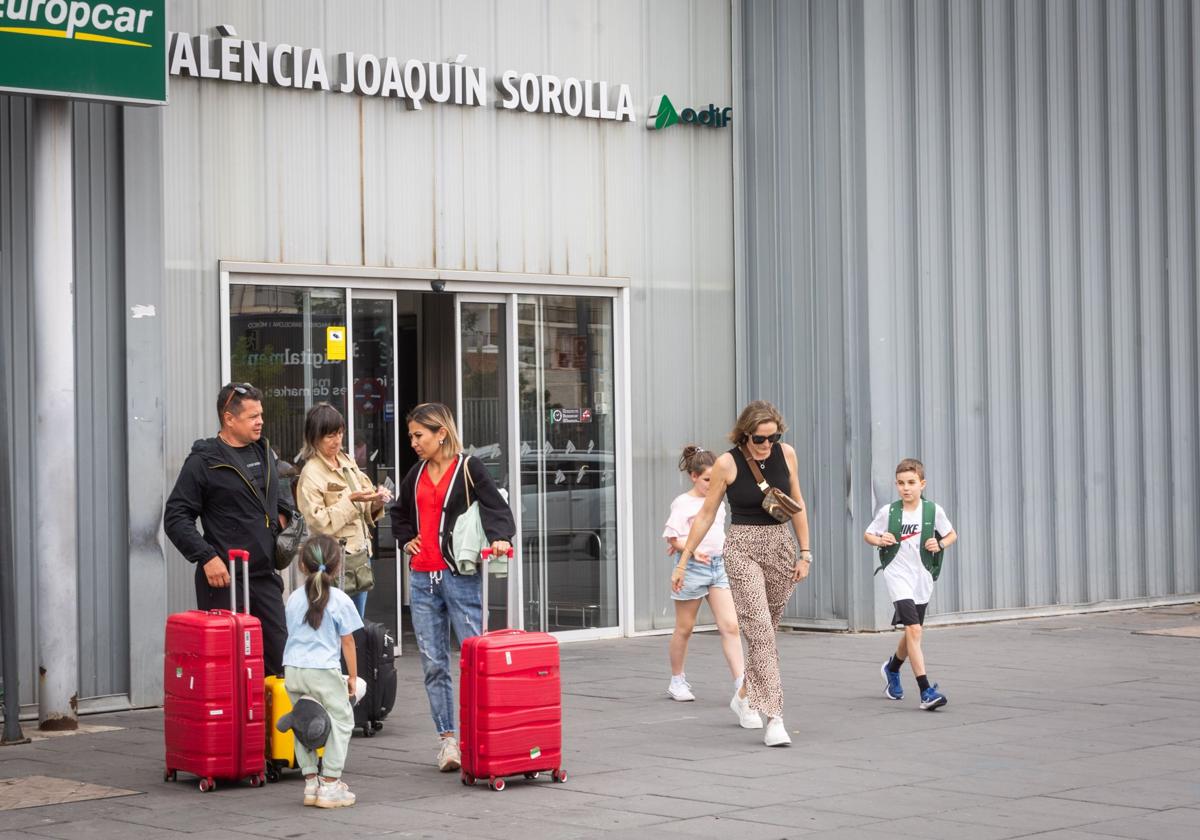 La estación Joaquín Sorolla seguirá abierta esta noche para acoger a viajeros