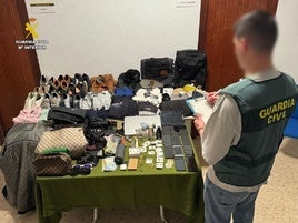 Parte de los artículos recuperados en los registros de los domicilios de los delincuentes.