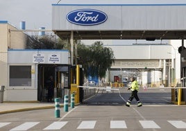 Acceso a la factoría Ford en Almussafes.