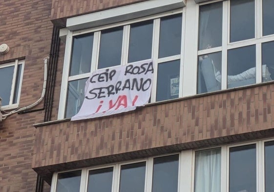 Pancarta de protesta para reclamar la reapertura del centro escolar.