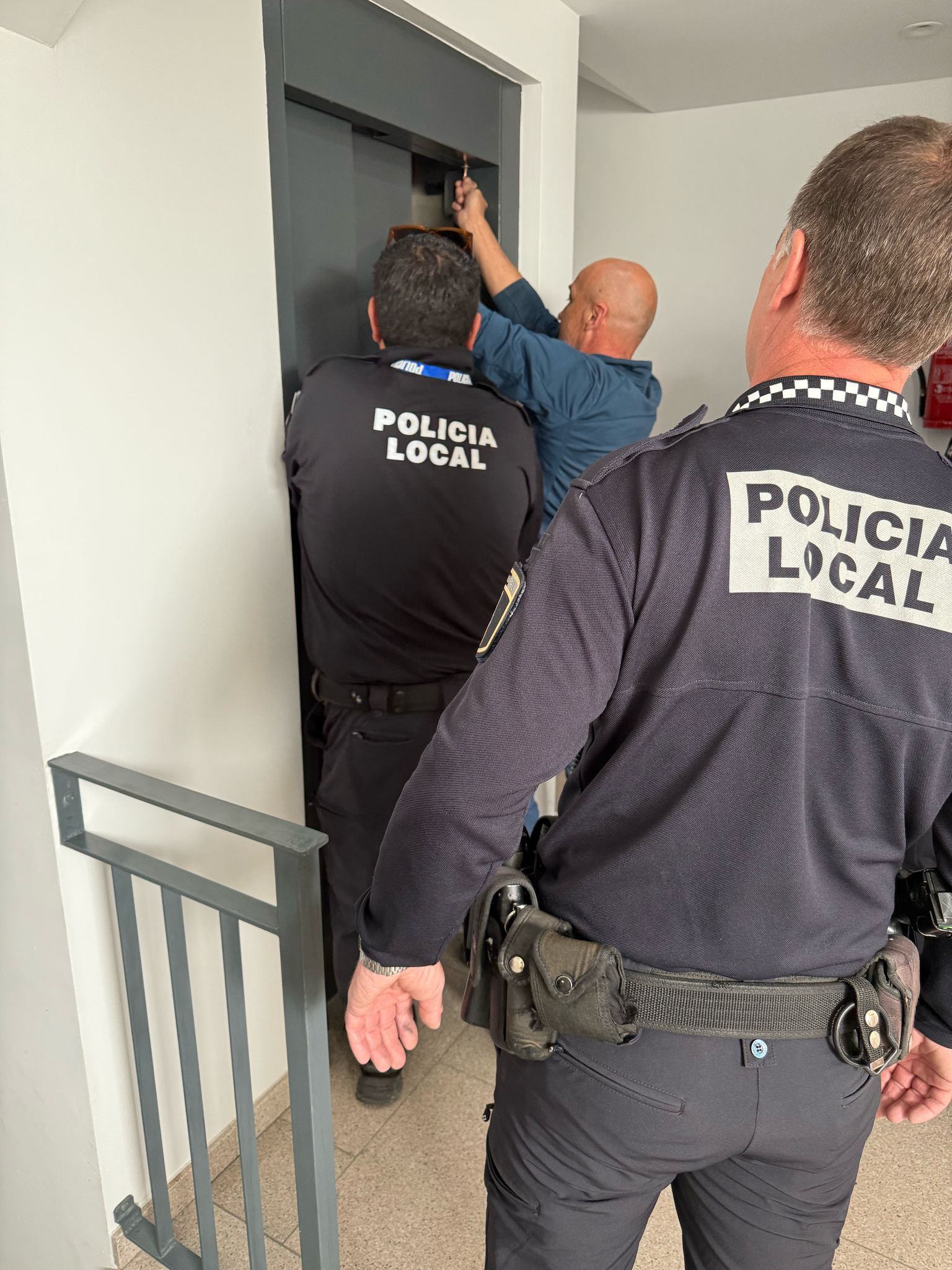 Momento del rescate de un niño atrapado en un ascensor en Benitatxell.