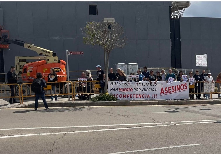 Manifestantes a las puertas de Feria Valenia, al mediodía del lunes.