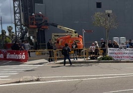 Manifestantes a las puertas de Feria Valenia, al mediodía del lunes.