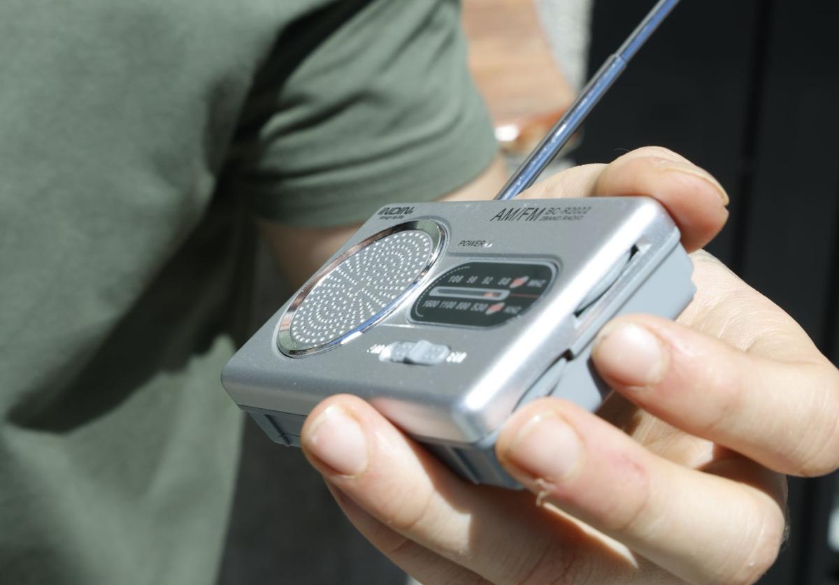 Radio, dinero en efectivo y todo lo que incluye el kit de supervivencia de UE tras el apagón