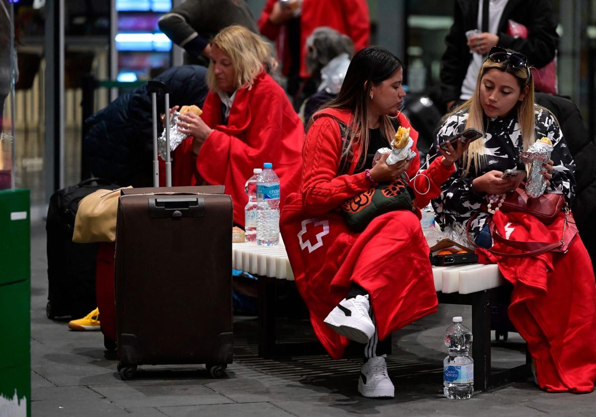 Gente haciendo noche en la estación de Joaquín Sorolla.