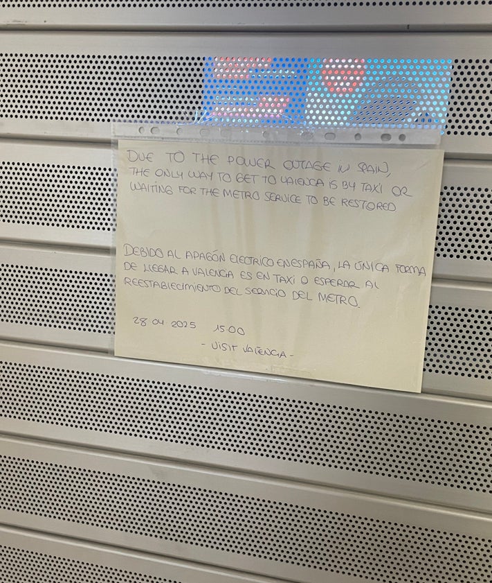 Imagen secundaria 2 - Eneida, Carlos y Ariadna han pasado unos días en Gandia; Florinda, estudiante de Arquitectura vino por viaje de estudios; aviso en el punto de información turística 'Visit Valencia'.