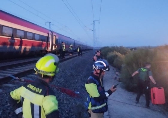 Rescate de personas atrapadas en un tren durante el apagón.
