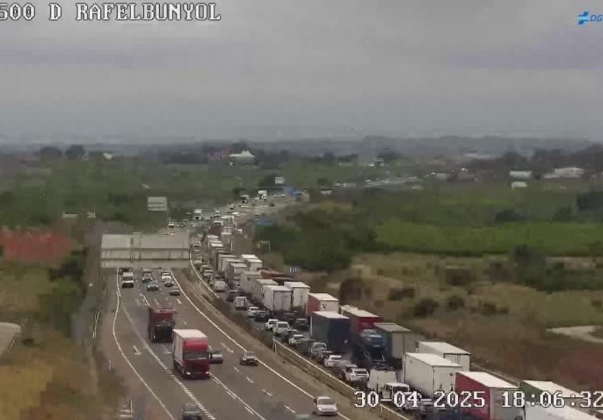 Largas colas en la A-7 a la altura de Rafelbunyol.