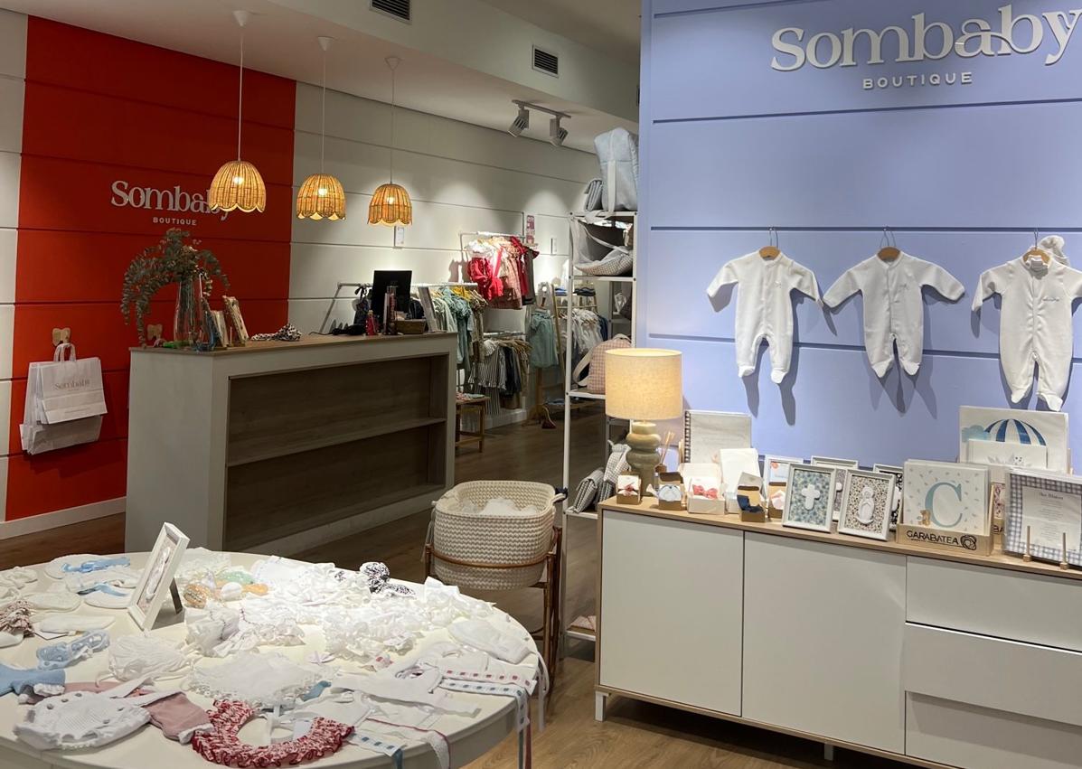 Imagen secundaria 1 - La tienda de ropa de bebé valenciana que ha recuperado las capotas y los faldones