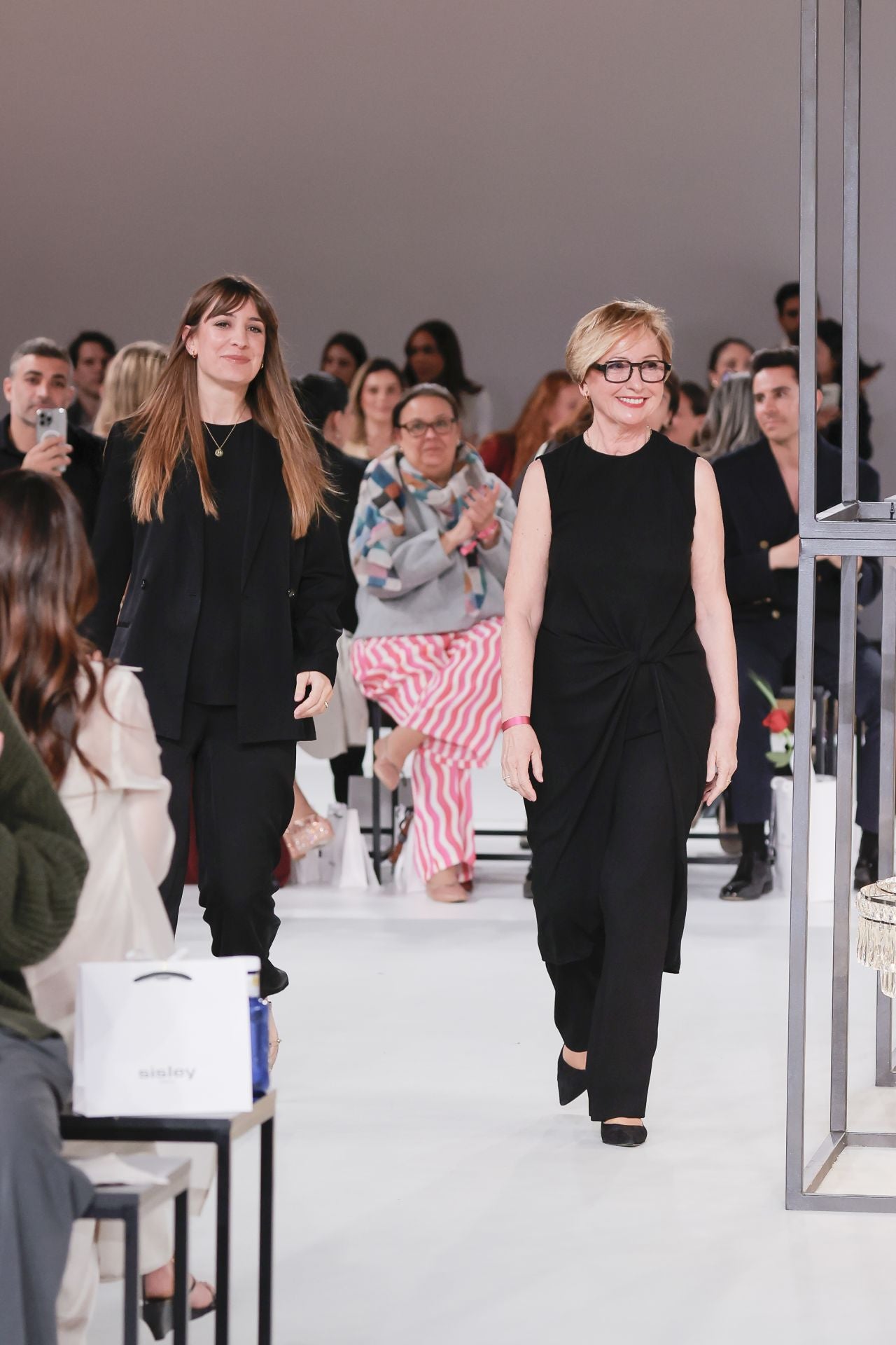 Imagen secundaria 1 - Arriba, algunos de los diseños que desfilaron sobre la pasarela de Barcelona. A la izquierda, Paula Maiques e Isabel Sanchis, al acabar el desfile. A la derecha, el vestido premiado por el jurado.