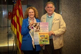 La alcaldesa de Torrent con el presidente de la cofradía.