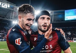 Andrés García y Kocho celebran una victoria del Levante.