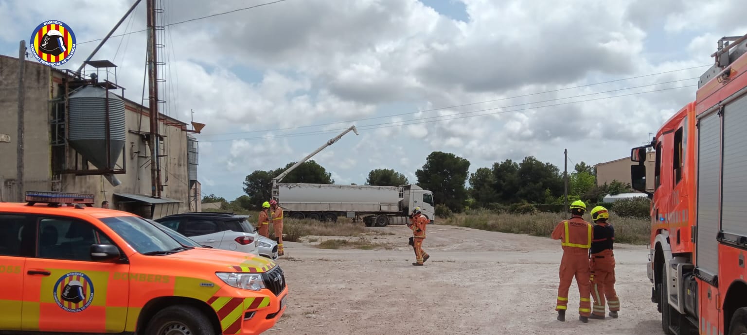 Electrocutado un operario en Bétera tras tocar el brazo de su camión grúa una línea de media tensión