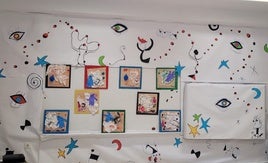 Una de las paredes en la que los alumnos han plasmado sus obras inspiradas en Miró.