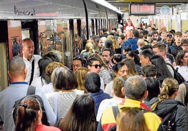 Viajeros en el metro de Valencia, en la parada de Ángel Guimerá.