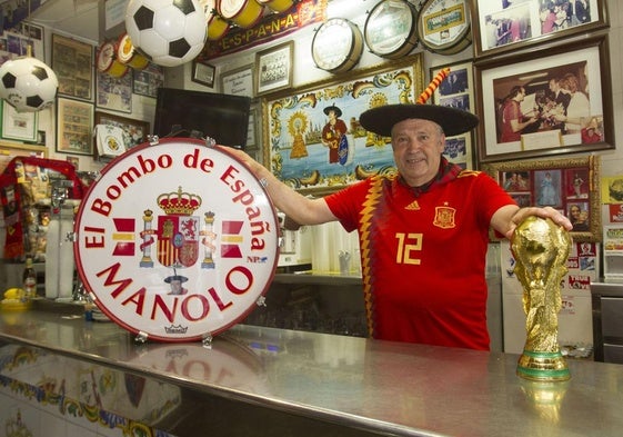 Manolo el del Bombo, en una imagen de archivo, en su bar de Valencia.