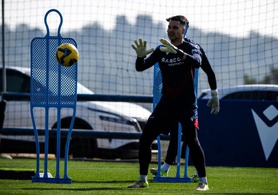 Andrés Fernández, en un entrenamiento.
