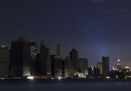 Rascacielos de Manhattan se encuentran a oscuras bajo el cielo nocturno, debido a un apagón causado por el Huracán Sandy de 2012