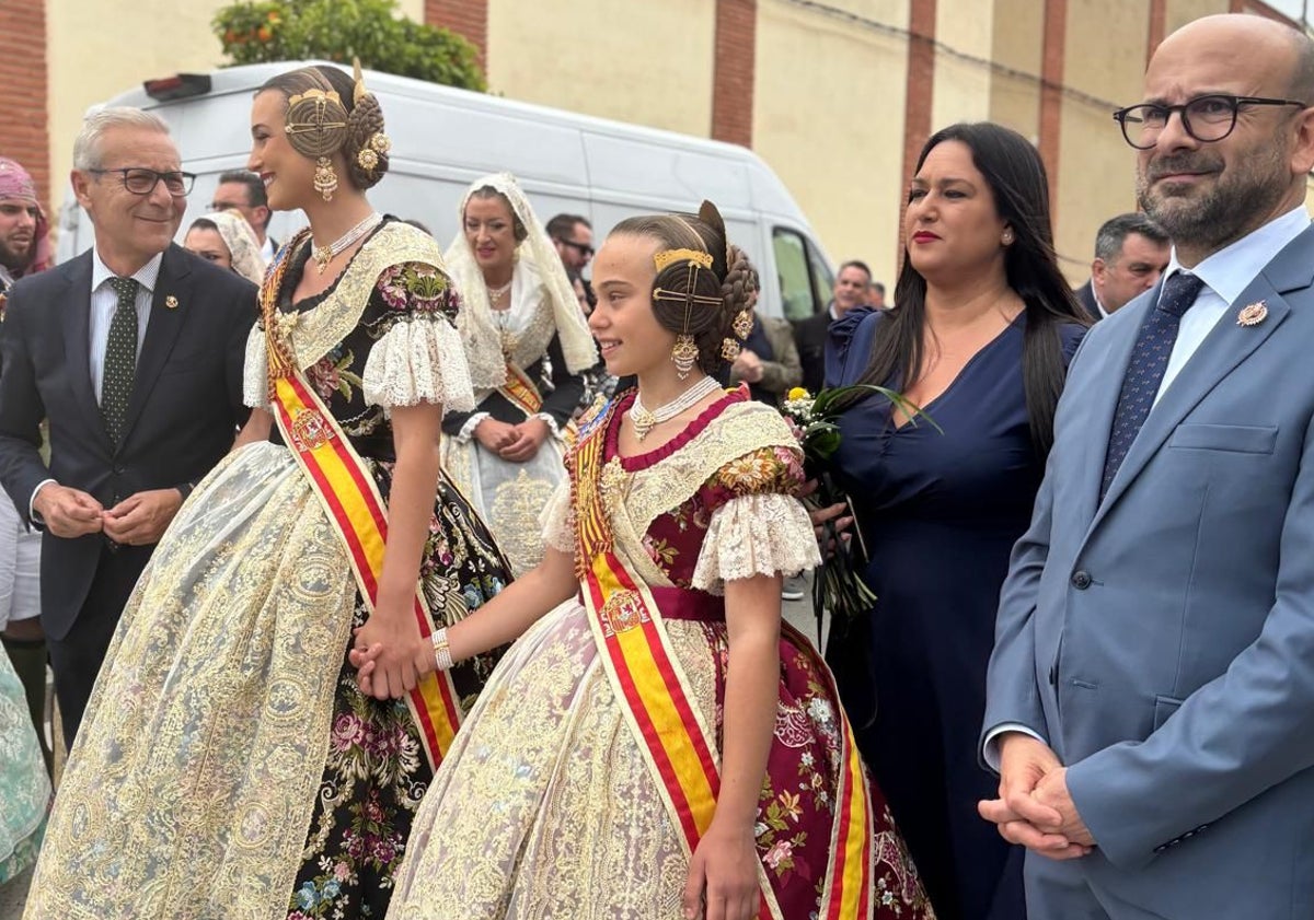Imagen principal - Berta Peiró y Lucía García, junto al edil de Fallas, Santiago Ballester; el maestro mayor del gremio, Vicente Julián García y la directora general de Artesanía, Consumo y Comercio, Maribel Sáez. 