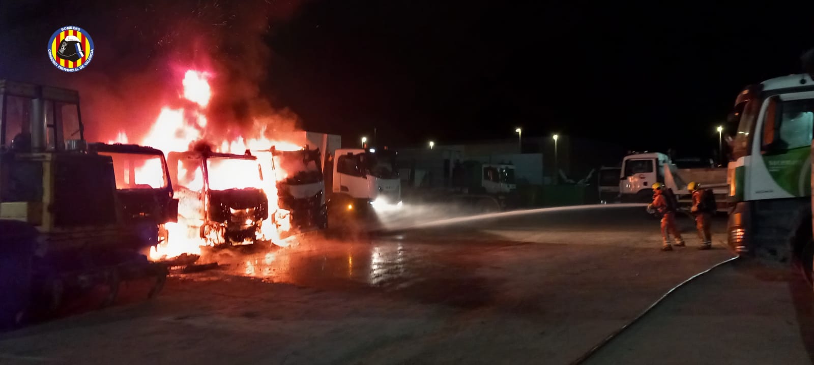 Arden tres camiones en el incendio de una empresa de reciclaje de Alberic