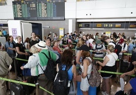 Viajeros hacen cola en el aeropuerto de Manises.