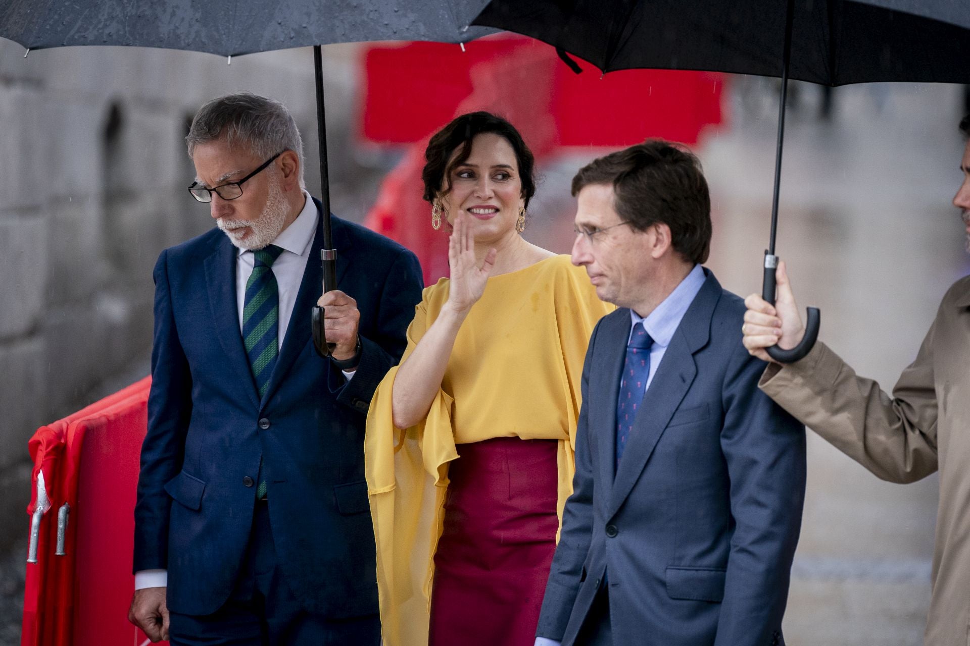 El look de Ayuso para celebrar el Dos de Mayo inspirado en la bandera de España