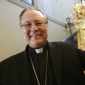 Monseñor Escudero juenyo a la Virgen de los Desamparados.