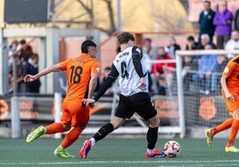 Una acción del partido entre el Torrent FC y el Valencia Mestalla.